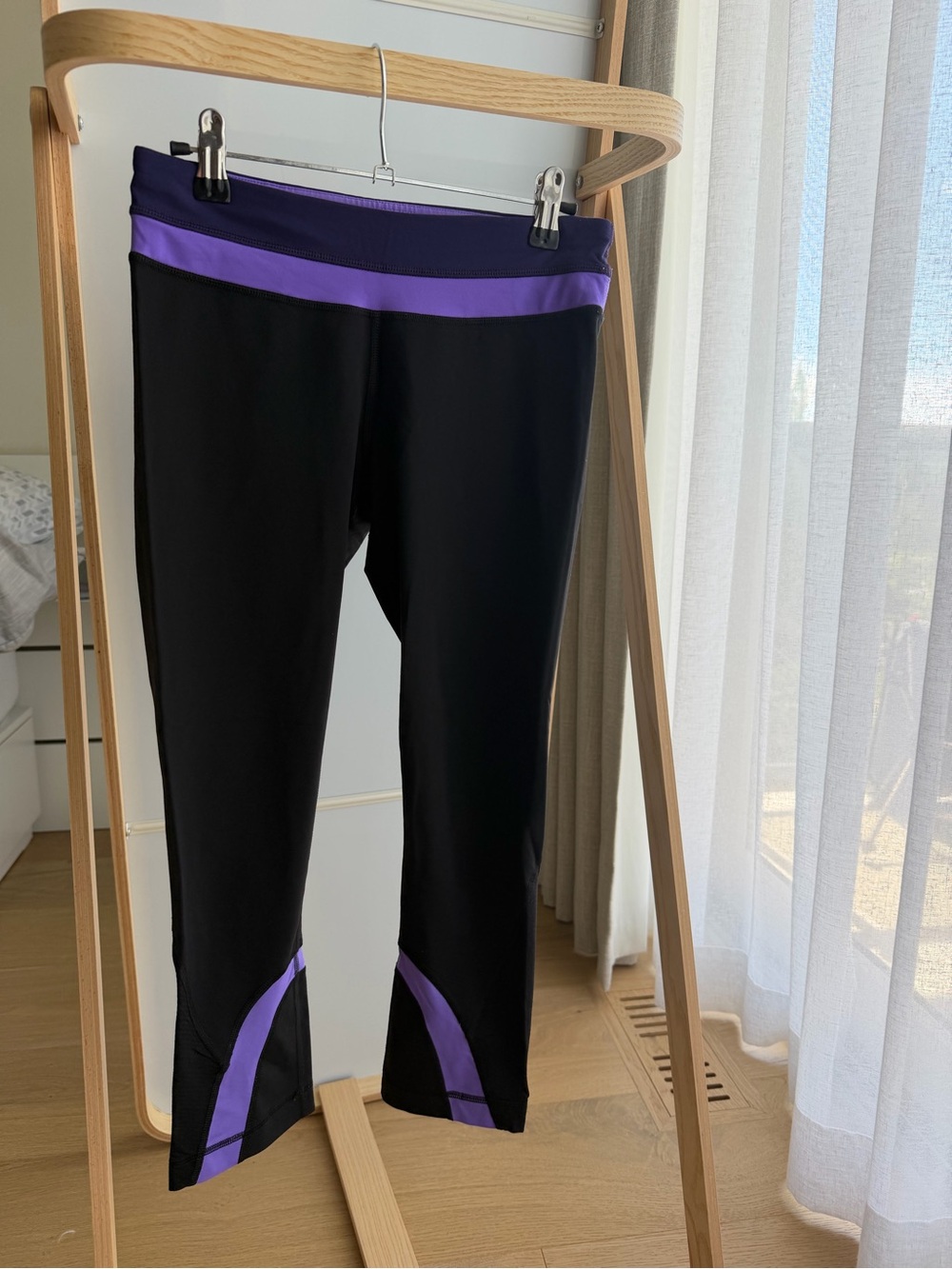 Lululemon Retro Capri Leggings - Black with purple detail, size 6